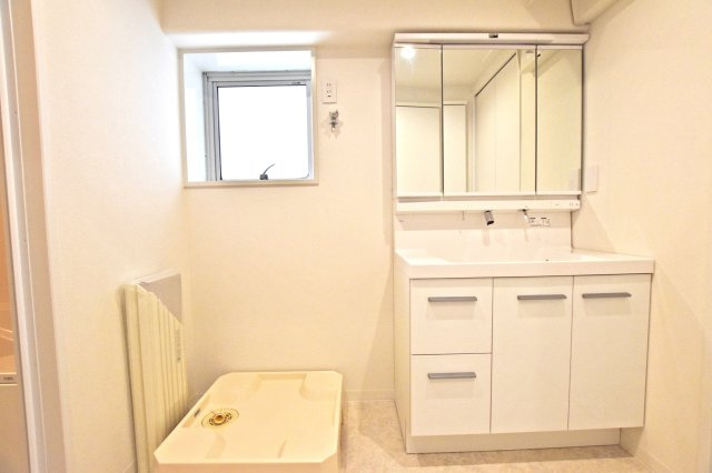 ジャルダン東淀川の独立洗面台|三面鏡裏収納にはスキンケア化粧品等の小物を、洗面ボウル下にはタオルや洗剤等を収納できます。