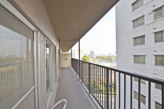 ジャルダン東淀川のバルコニー|南向きバルコニーは洗濯物を干すだけでなく、気分転換にのんびりできるのもいいですね。
