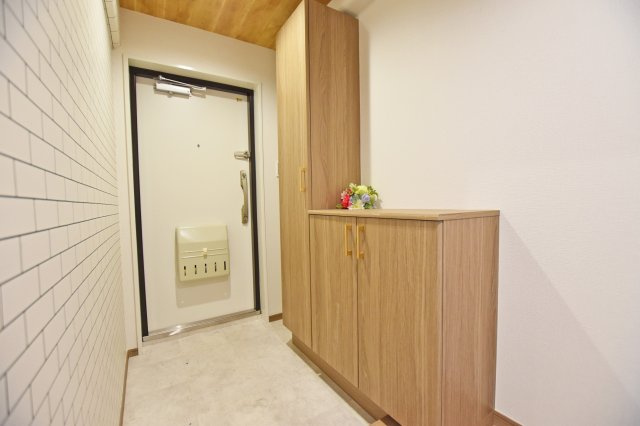 ジャルダン東淀川の玄関|玄関横には天井まで届く大きな収納スペース有。玄関を彩る絵画やお花も飾れます。