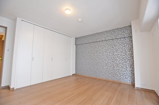 ジャルダン東淀川の洋室|アクセントクロスが目を引きます。