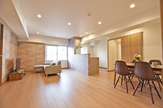 ジャルダン東淀川の居間・リビング|明るく広々としたリビングは家族が自然と集まる寛ぎ空間です。