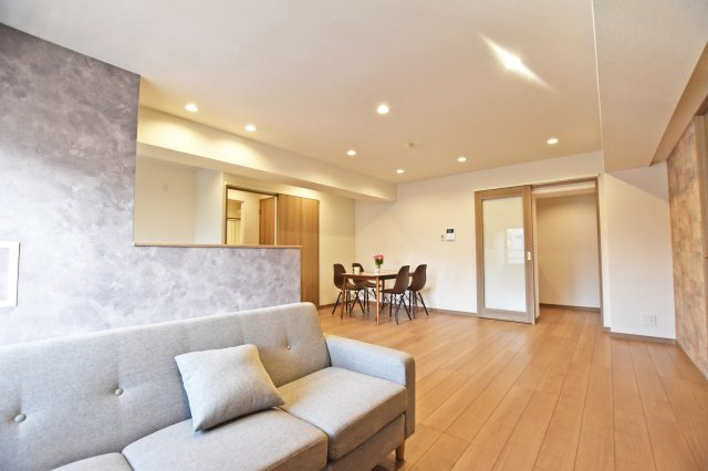 ジャルダン東淀川の居間・リビング|約17.5帖のリビングダイニングはダイニングテーブルセットとソファーセットを置いても余裕の広さです。