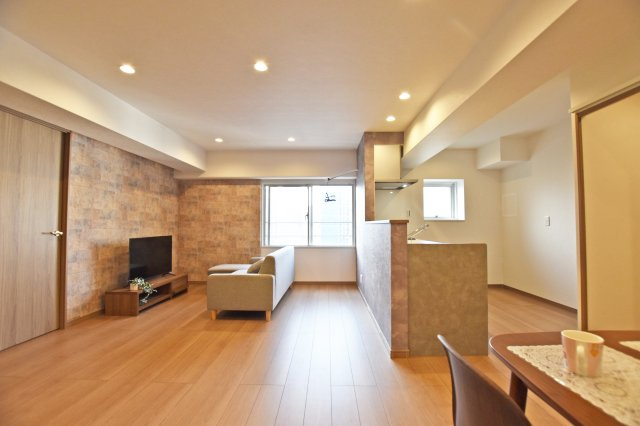 ジャルダン東淀川の居間・リビング|南側に大きく開いた窓から自然光が差し込む明るい空間です。