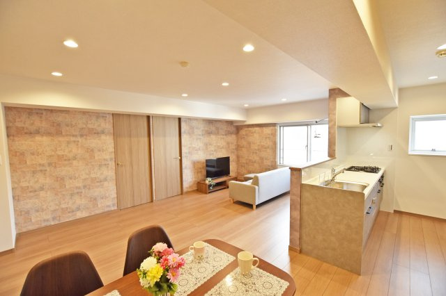 ジャルダン東淀川の居間・リビング|家具の配置がしやすい形状のリビングは、実生活をイメージできるのが◎