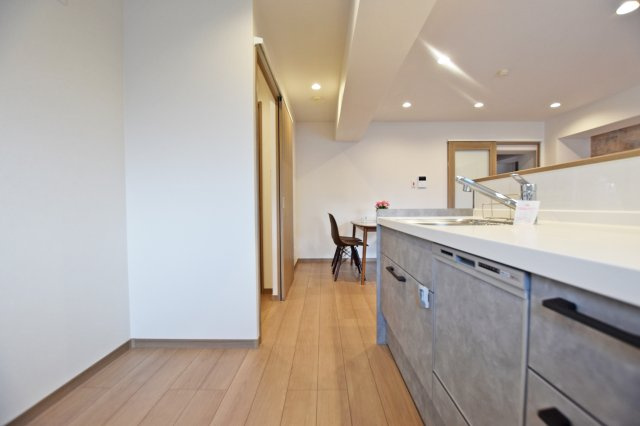 ジャルダン東淀川のキッチン|冷蔵庫を設置するスペースが確保されているのでキッチン周りのレイアウトもラクちんです。