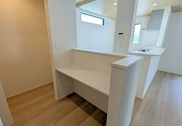 【新築】坂戸市にっさい花みず木10期 4号棟の居間・リビング|フリースペースのデスクです！