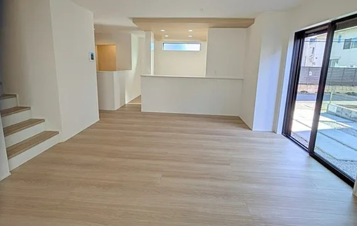 【新築】坂戸市にっさい花みず木10期 4号棟の居間・リビング|家族の会話も自然に増えるリビングイン階段☆