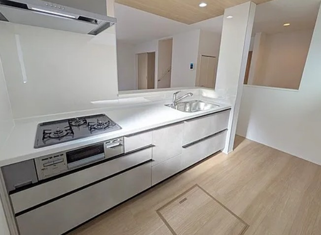 【新築】坂戸市にっさい花みず木10期 4号棟のキッチン|対面式のシステムキッチンでお料理をしながらリビングを見渡せます！