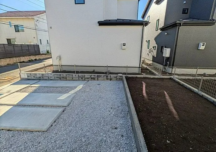 【新築】坂戸市にっさい花みず木10期 4号棟の庭|お庭と駐車スペース