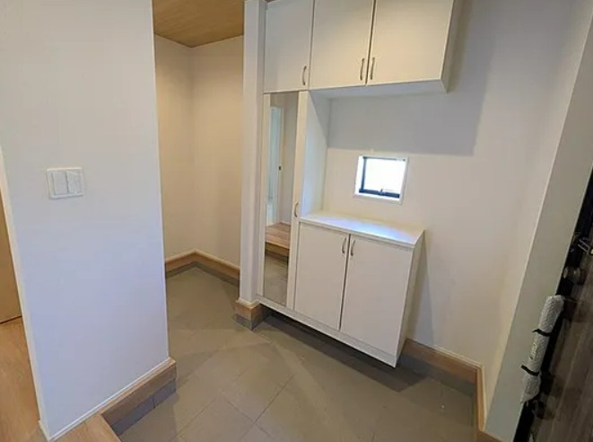 【新築】坂戸市にっさい花みず木10期 4号棟の玄関|土間収納もある玄関