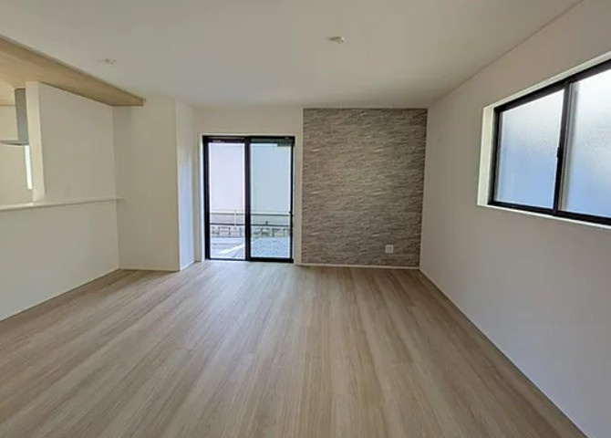 【新築】坂戸市にっさい花みず木10期 4号棟の居間・リビング|17帖の明るいLDK