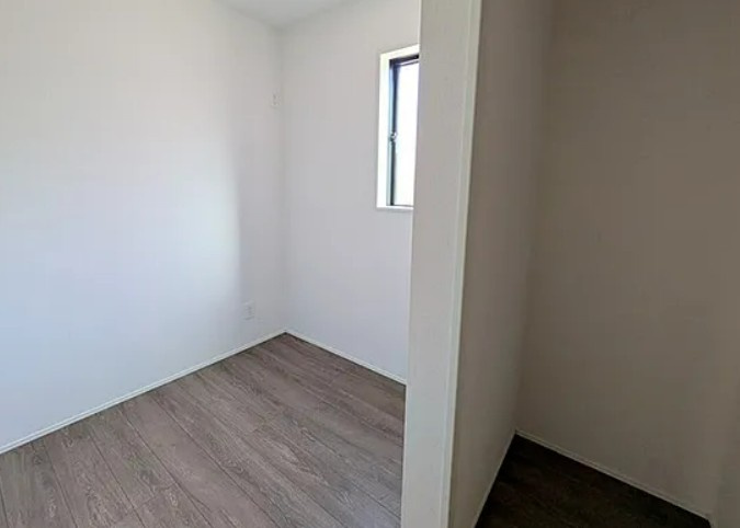 【新築】坂戸市にっさい花みず木10期 5号棟の洋室|1Fにはサービスルームもあります！