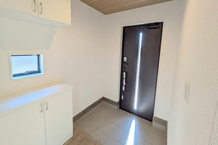 【新築】坂戸市にっさい花みず木10期 5号棟の玄関|明るい玄関ホールです！
玄関収納もたくさん入ります☆