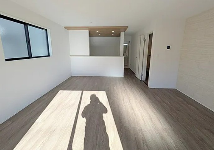 【新築】坂戸市にっさい花みず木10期 5号棟の居間・リビング|18帖の明るいLDKです！