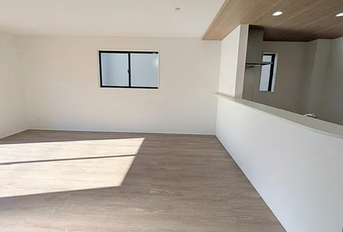 【新築】坂戸市にっさい花みず木10期 5号棟の居間・リビング|18帖の明るいLDKです！