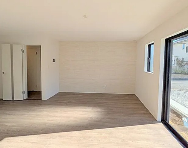 【新築】坂戸市にっさい花みず木10期 5号棟の居間・リビング|窓も大きく採光・採風しっかりとれています