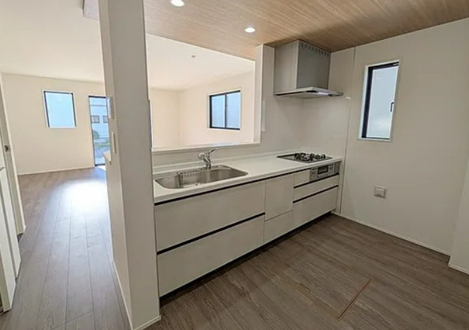 【新築】坂戸市にっさい花みず木10期 5号棟のキッチン|対面式のシステムキッチンでお料理をしながらリビングを見渡せます