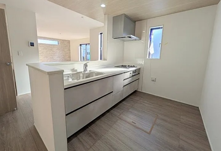 【新築】坂戸市にっさい花みず木10期 7号棟のキッチン|対面式のシステムキッチンでお料理をしながらリビングを見渡せます！