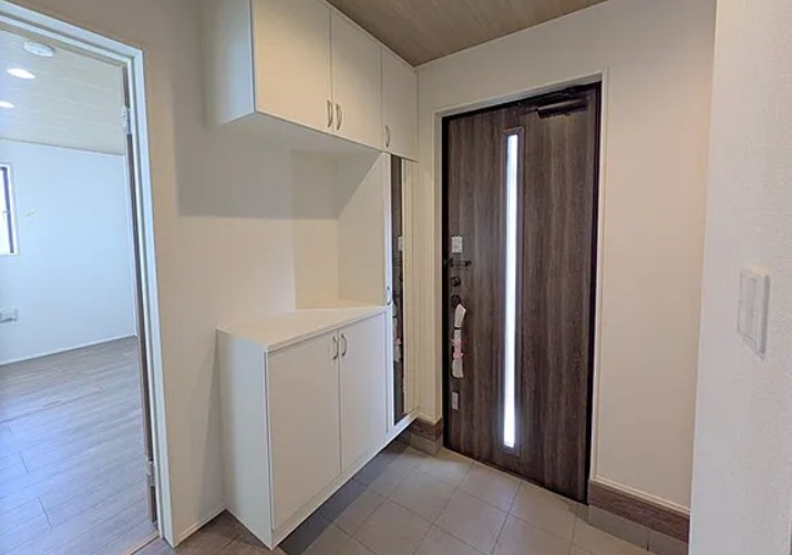 【新築】坂戸市にっさい花みず木10期 7号棟の外観|明るい玄関ホールです！収納もたくさん入ります！