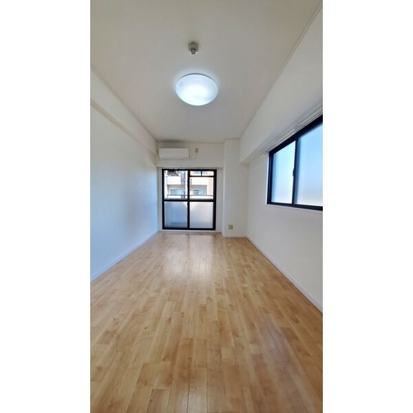 ドール新栄の居間・リビング