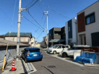 【前面道路含む現地写真】 | 畑町3丁目　中古戸建 | 全居室収納有りますので、収納場所に困らず綺麗な室内をたもてますね！