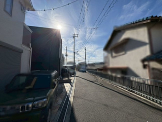 【前面道路含む現地写真】 | 畑町3丁目　中古戸建 | 約３帖の書斎は、お仕事部屋や趣味のスペースにもいいですね♪