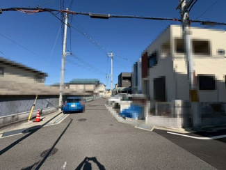 【前面道路含む現地写真】 | 畑町3丁目　中古戸建 | ファミリーマートまで徒歩３分！ちょっとしたお買い物に便利ですね！