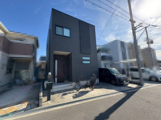 【前面道路含む現地写真】 | 畑町3丁目　中古戸建 | LDK約１８．５帖！ゆとりあるリビングに家族の時間も増えますね！