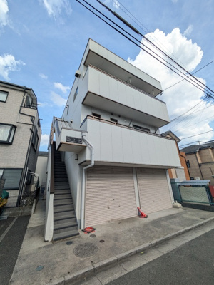 3階建　落ち着いた雰囲気の外観♪