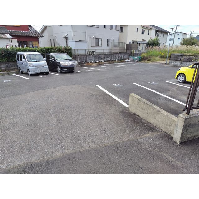 ディスティーノ高富の駐車場