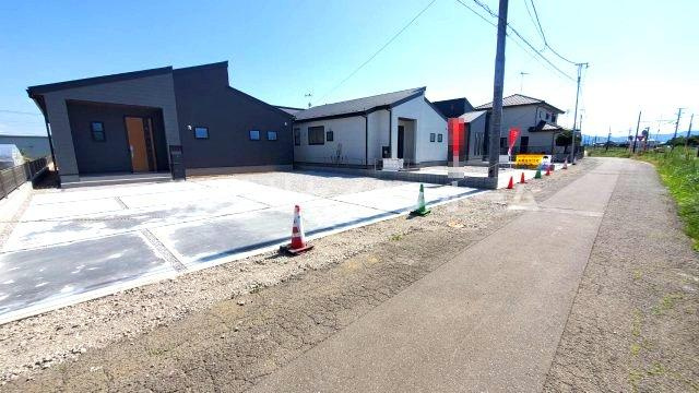 深谷市田中　新築住宅（平屋建）②号棟の前面道路含む現地写真