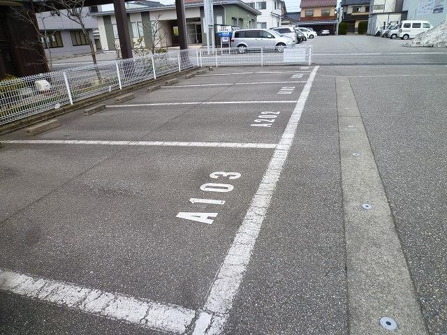 ソレアード７１Ａの駐車場|駐車スペースもあります