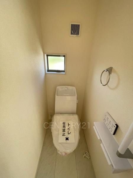 第9富士見町原之郷 1号棟のトイレ|２階トイレです。
温水シャワー洗浄機能付き。
手摺り付きです。