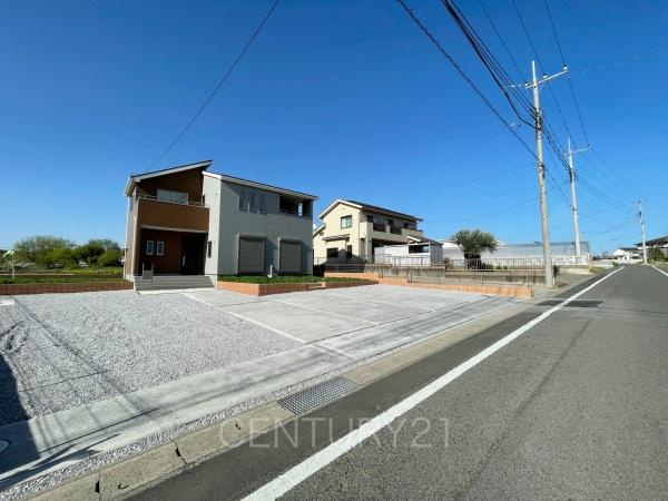 第9富士見町原之郷 1号棟の前面道路含む現地写真|並列駐車可能な駐車場スペースです。