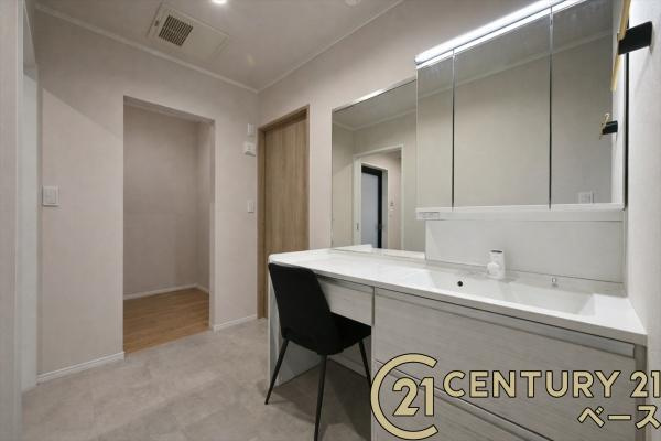 橿原市城殿町の中古一戸建の独立洗面台|■現地撮影写真■三面鏡タイプのミラーキャビネット！収納スペースも豊富です！