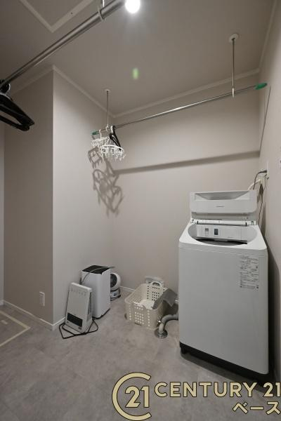 橿原市城殿町の中古一戸建の内装|■現地撮影写真■天井吊り下げタイプの物干し付き！