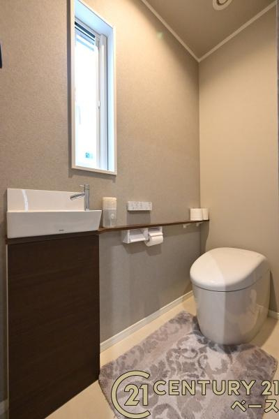 橿原市城殿町の中古一戸建のトイレ|■現地撮影写真■スタイリッシュなタンクレストイレ！手洗場付きです！