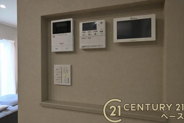 橿原市城殿町の中古一戸建の内装|■現地撮影写真■モニター類をまとめる事でスマートな印象に！