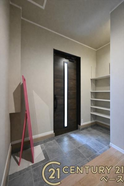 橿原市城殿町の中古一戸建の玄関|■現地撮影写真■すっきりとした明るい玄関が家族やお客様を迎えてくれます！