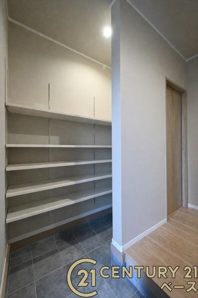 橿原市城殿町の中古一戸建の玄関|■現地撮影写真■使い勝手の良い可動棚付きＳＩＣを完備！