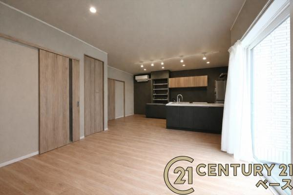 橿原市城殿町の中古一戸建の居間・リビング|■現地撮影写真■ご家族でくつろいでいただける広々したＬＤＫ！