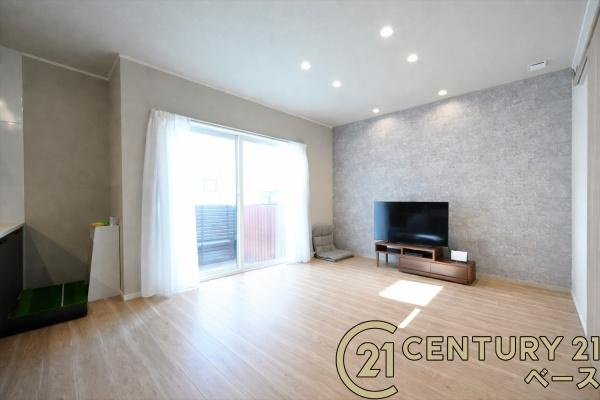 橿原市城殿町の中古一戸建の居間・リビング|■現地撮影写真■大きな窓から柔らかい光が射し込みます！