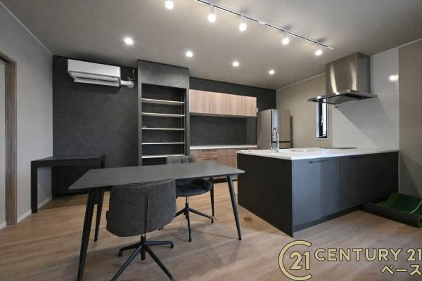 橿原市城殿町の中古一戸建の居間・リビング|■現地撮影写真■シックでお洒落な落ち着きある住空間！