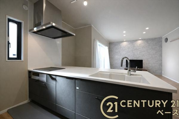 橿原市城殿町の中古一戸建のキッチン|■現地撮影写真■お掃除楽々なＩＨコンロで家事の負担も軽減！