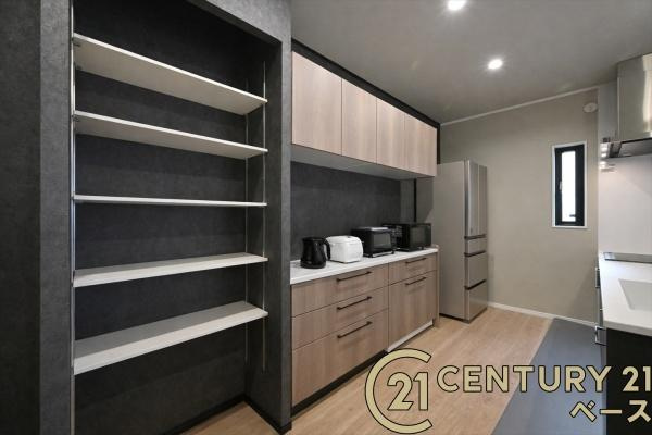 橿原市城殿町の中古一戸建のキッチン|■現地撮影写真■収納力たっぷりのカップボード＋可動棚を完備！