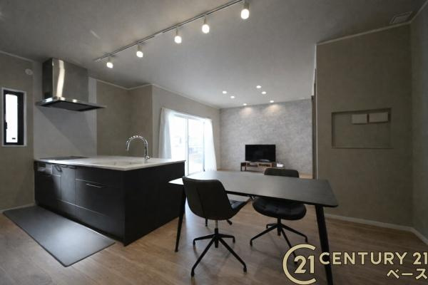 橿原市城殿町の中古一戸建のキッチン|■現地撮影写真■配膳も楽々な広々としたキッチンスペース！