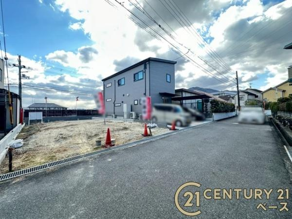 香芝市藤山１丁目の売地の前面道路含む現地写真|■現地撮影写真■敷地と道路の高低差が少なく駐車もスムーズです！