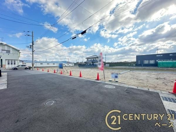 香芝市狐井の売地の前面道路含む現地写真|■現地撮影写真■前面道路は広々約６ｍでお車の出し入れも楽々！