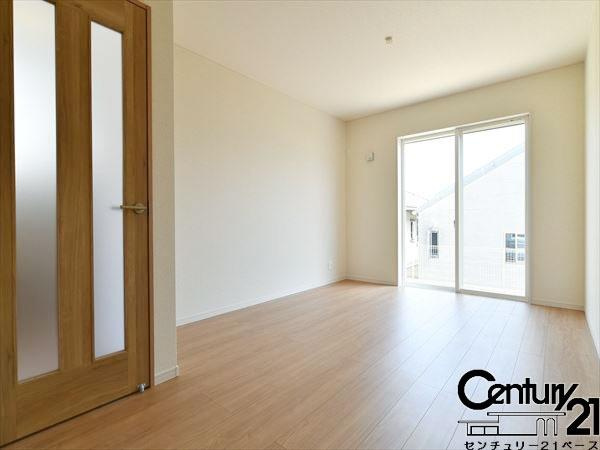 ファーストタウン右京 ２号棟 ／新築一戸建の内観：施工例|■窓ガラスは紫外線７６％カットで安心のLOW-Eペアガラスを採用！結露防止にも効果的です！■