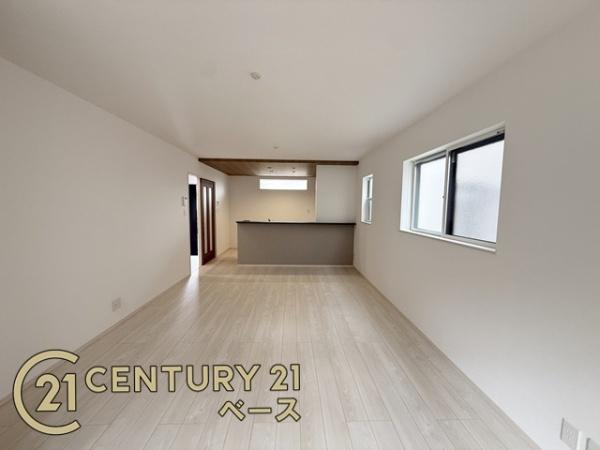 ファーストタウン学園緑ケ丘 １号棟 ／新築一戸建の居間・リビング|■ご家族でくつろいでいただける広々としたリビングです！